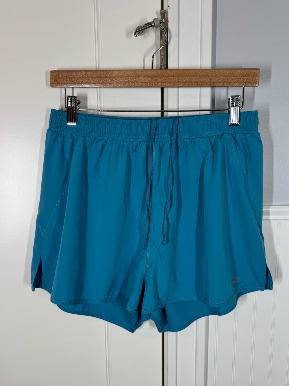 Alo yoga stride short size large blue